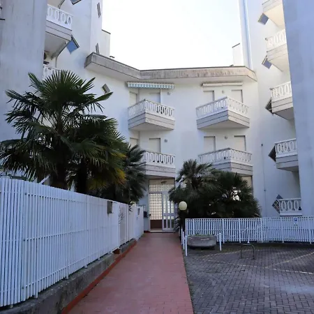 Flat For 4 People With Terrace In With Shared Swimming Pool Apartment Lignano Sabbiadoro