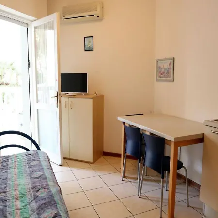 Flat For 4 People With Terrace In With Shared Swimming Pool Apartment *